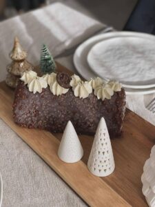 Bûche glacée façon rocher aux cacahuètes, caramel et chocolat artisanal.