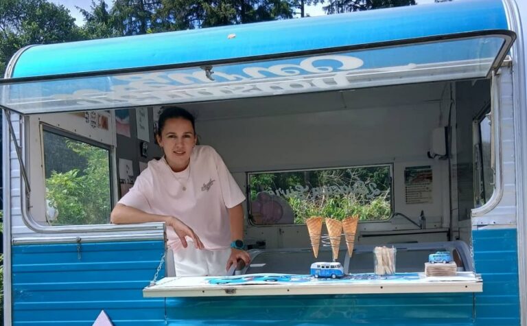 Caravane de L'Évasion Givrée proposant des glaces artisanales, sorbets et cornets sur la plage des Sables Blancs à Concarneau, dans le Finistère.