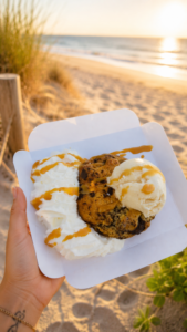 Cookie artisanal aux pépites de chocolat accompagné d'une boule de glace vanille, de chantilly et de sauce caramel, dégusté en bord de plage aux Sables Blancs de Concarneau.
