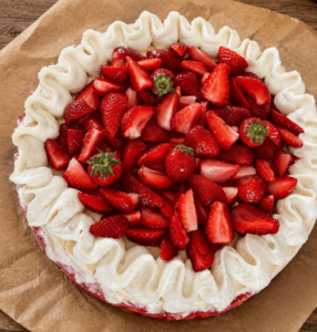 Fraisier artisanal garni de fraises fraîches et de crème légère.