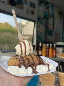 Cookie gourmand avec chantilly, sauce au chocolat et boule de glace artisanale à la vanille.